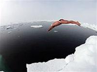 Swim in the North Pole to warn the climate to warm up