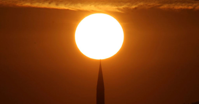 Taking advantage of the Sun to transmit video between stars