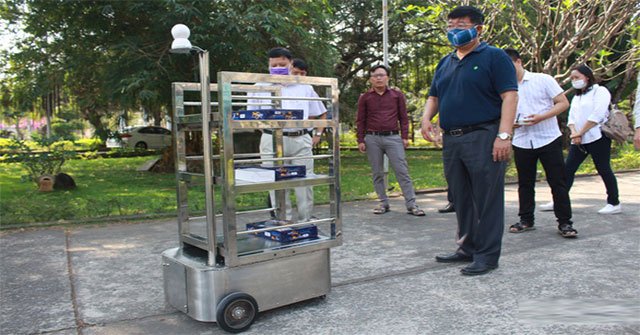 Teachers and students create robots to serve people isolated because of the covid-19 epidemic