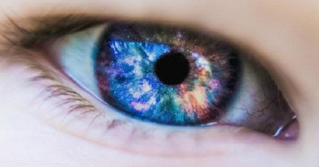 Teenagers wearing contact lenses have bad habits of hygiene that are dangerous