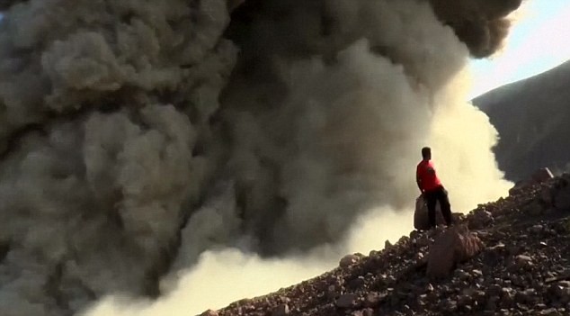 Telica volcano suddenly sprayed right next to visitors