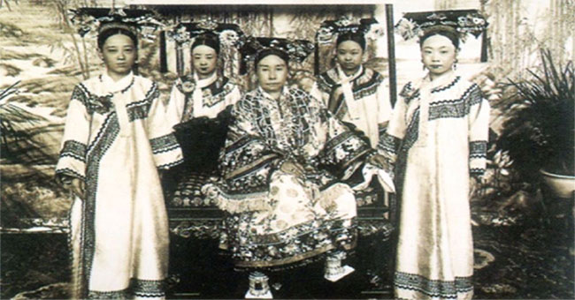 Terrifying eating animals of the kings made the servants frightened