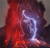 Terrifying spectacle when lightning hit ... volcano