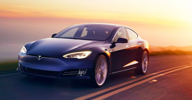 Tesla self drive to take the employer to work, self-find place, parking neatly
