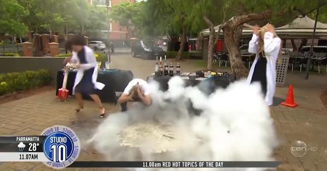 Testing liquid nitrogen into coca directly on television, female reporters almost lost their lives