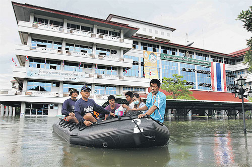Thailand: Floods cause hundreds of factories to close, hospitals evacuate