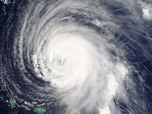 Thane stormed into India, 33 people were killed