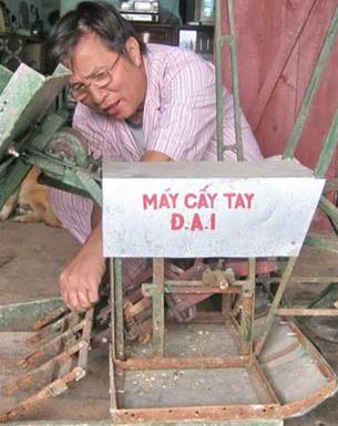 Thanh Hoa: two farmers make rice transplanters