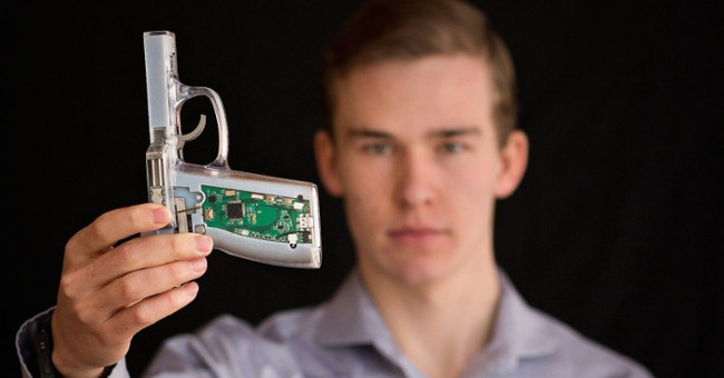 The 18-year-old guy who built the 'genuine boss' smart gun could shoot