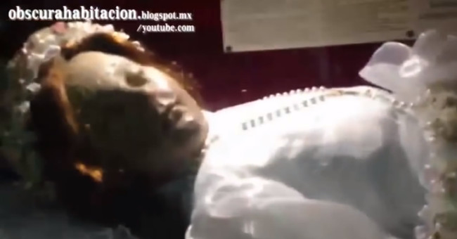 The 300-year-old mummy 'opened the eyes' in the Mexican church