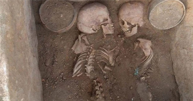 The 4,000-year-old couple is in a close posture in an ancient tomb full of gold