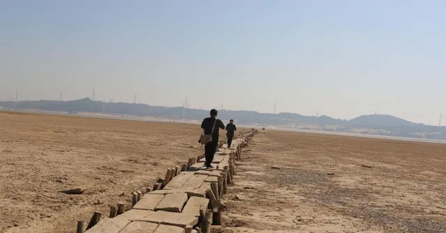 The 400-year-old stone bridge was suddenly exposed when the lake water was lowered