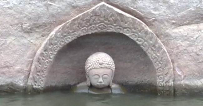 The 600-year-old Buddha statue floats on the lake causing fever