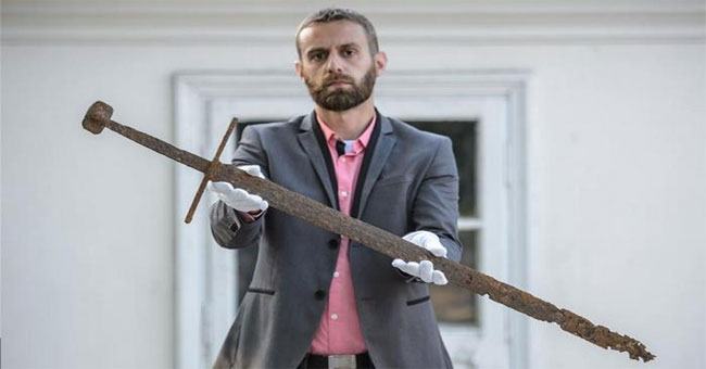 The 600-year-old sword of a knight died in the swamp