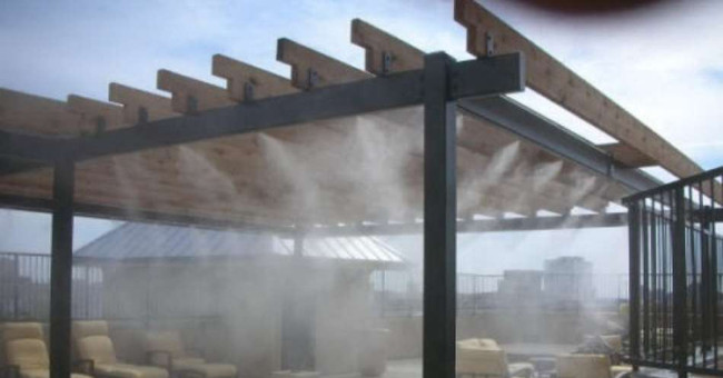 The anti-hot move for the roof of the roof is burned by summer sun
