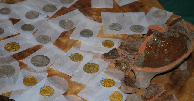 The antique pot contains hundreds of gold and silver coins in the Netherlands