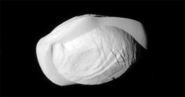 The best picture of Saturn's UFO-like satellite