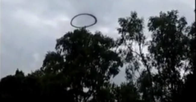 The black smoke ring in the English sky spread rumors about UFO invasion