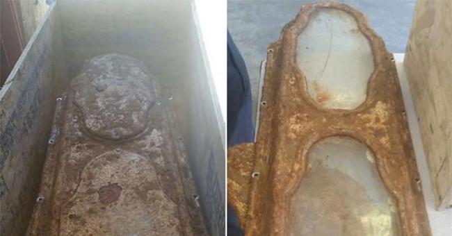 The body of the little girl holding intact roses in the coffin for 140 years