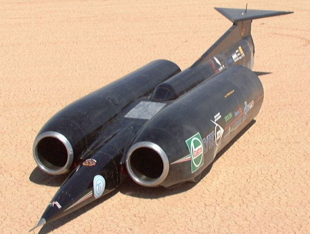 The car runs fast with a speed of 3,200km / h