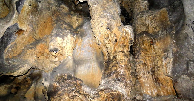 The cave has just discovered the blue lake in Hai Phong