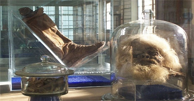 The cave salt preserved the body of the whole person 2,200 years