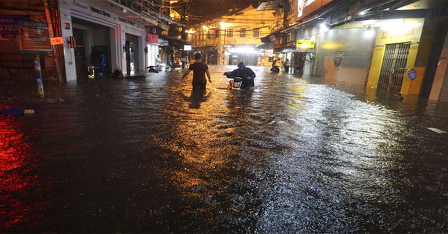 The center of Hanoi's old town continues to flood deeply in the sea