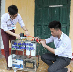 The classmates made a welding machine that cuts metal with water