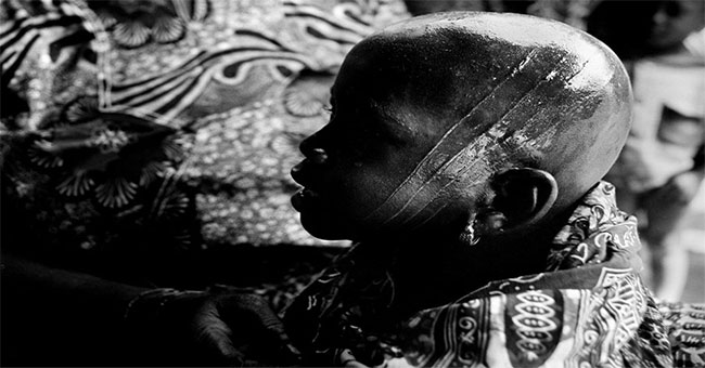 The custom of the African tribe's scary children's head carving