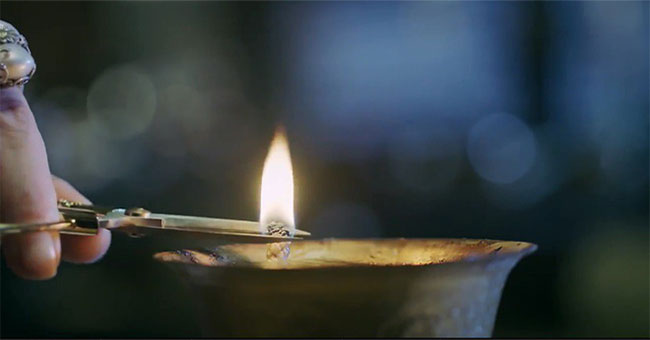 The deep meaning of the candle light in the royal palace