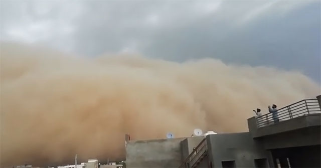 The dusty wall 'devoures' the Indian city