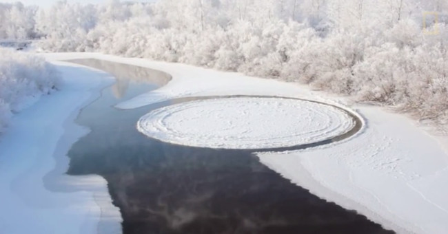 The effect of creating a 15m tape disc rotates on the surface of the Russian river