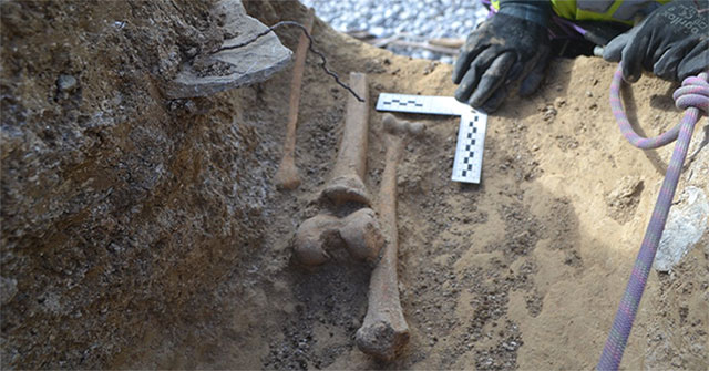 The erosion coast reveals six remains hundreds of years old