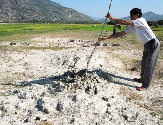 The eruption mud in Ninh Thuan can be bathed