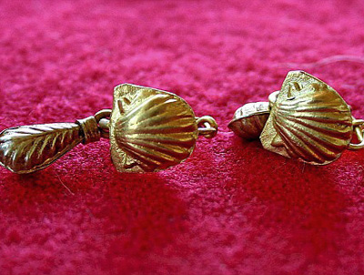 The eternal beauty of earrings of 2,500 years old