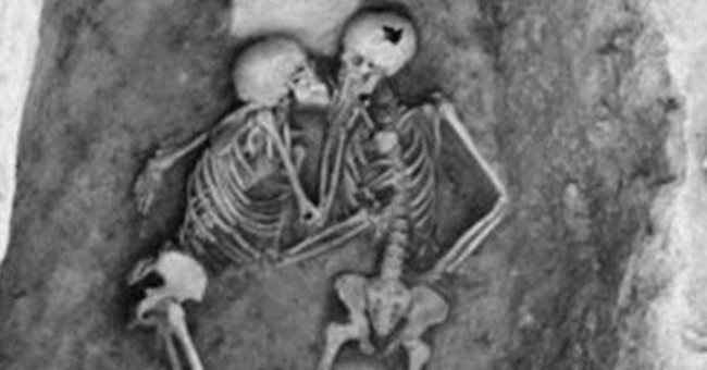 The eternal kiss of the couple together for 2,800 years