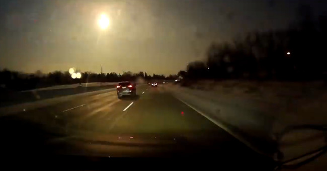 The explosion caused meteorites to pass through the sky in the United States, suspected of causing earthquakes