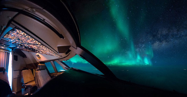 The fanciful scenery of the Earth seen from the airplane cockpit