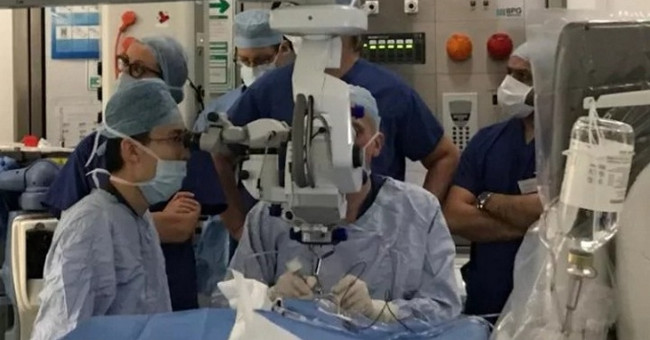 The first blind patient in the world is cured by inserting DNA into the eye