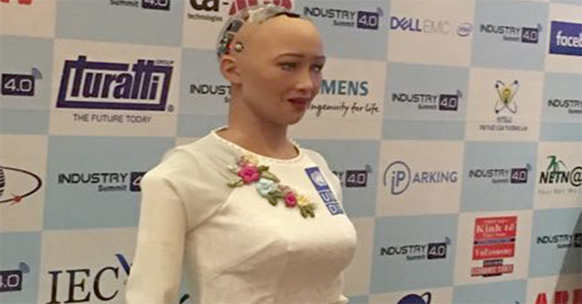 The first robot with the citizenship of Sophia was introduced to Vietnam in a pure white dress