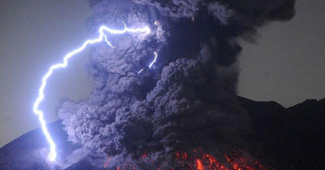 The first time recorded the mysterious volcanic thunder