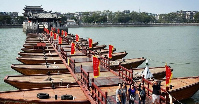 The floating bridge is raised by 18 boats