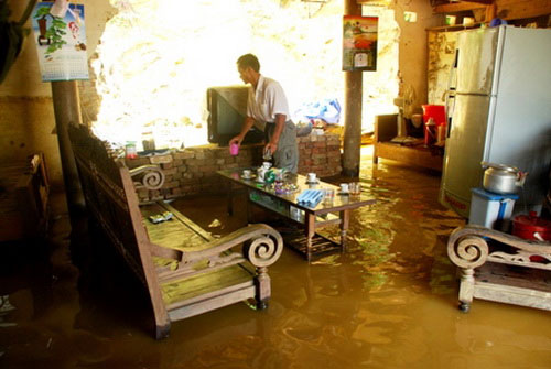 The flood of pipes again sweeped Lao Cai