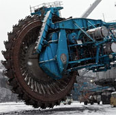 The giant saw can smooth the coal mountain