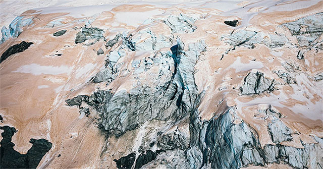 The glacier on the mountain of New Zealand turns red
