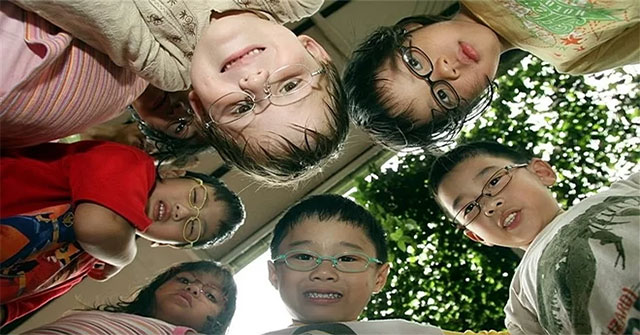 The glasses emitted violet light to prevent nearsightedness