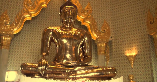 The golden Buddha statue of 5.5 tons hides a hundred years under plaster casing