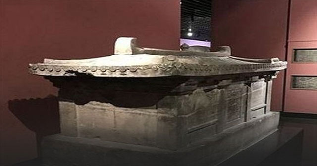 The grave of the Chinese granddaughter's granddaughter and the mysterious 4-letter 'open person will die' on the lid of the coffin
