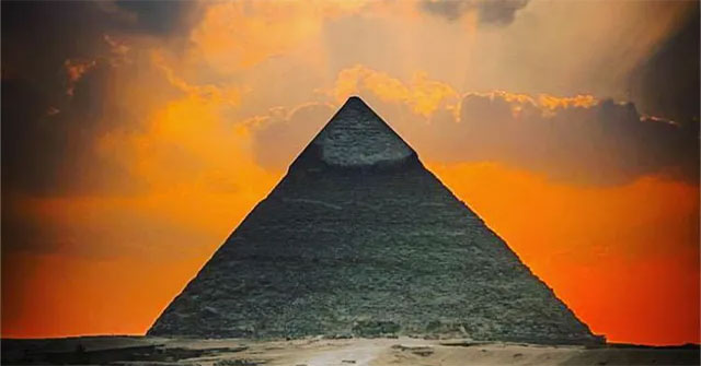 The Great Pyramid of Giza can be built on top of a huge natural hill