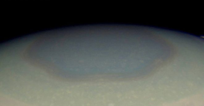 The hexagonal cloud on Saturn turns yellow when the season is over